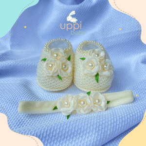 Sapatinho em lã marfim com faixa floral
